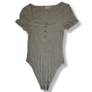 🌸3/$15 SO Gray Square Neck Henley Short Sleeve Casual Neutral Bodysuit